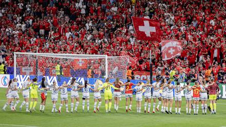 Bei den Schweizerinnen und ihren Fans überwogen schon wenige Minuten nach dem Abpfiff der Stolz.