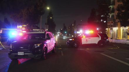 Polizeistreifenfahrzeuge sperren die Vermont Ave ab, nachdem ein Fahrzeug in eine Menschenmenge gerast ist.