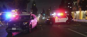 Polizeistreifenfahrzeuge sperren die Vermont Ave ab, nachdem ein Fahrzeug in eine Menschenmenge gerast ist.