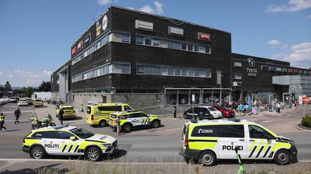 Polizeiautos stehen vor dem Tveita-Zentrum in Oslo.