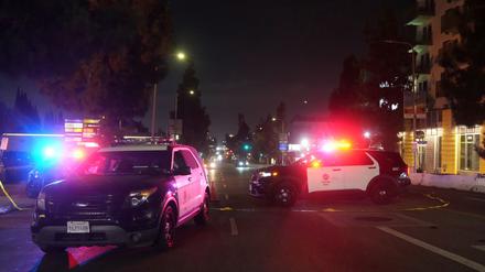 Viele Menschen wurden verletzt, als ein Auto vor einem Club in Hollywood in die Menge fuhr. 