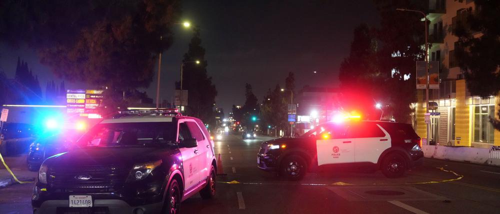 Viele Menschen wurden verletzt, als ein Auto vor einem Club in Hollywood in die Menge fuhr. 