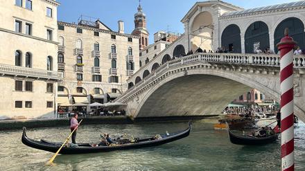 Eine Gondel an der Rialtobrücke in Venedig. In der Nähe der berühmten Brücke geschah 2013 das Unglück. (Symbolfoto)