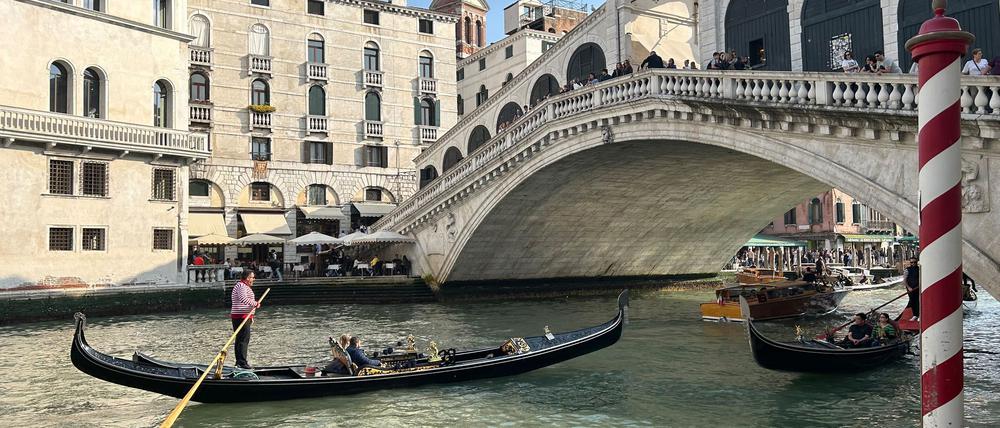 Eine Gondel an der Rialtobrücke in Venedig. In der Nähe der berühmten Brücke geschah 2013 das Unglück. (Symbolfoto)