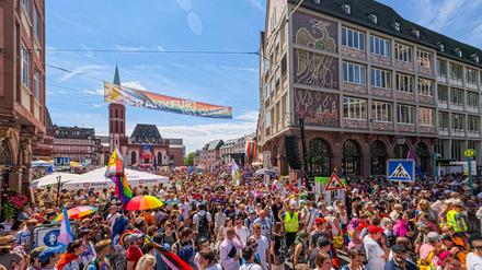 Rund um den Frankfurter Römerberg dominierten Regenbogenfahnen. 