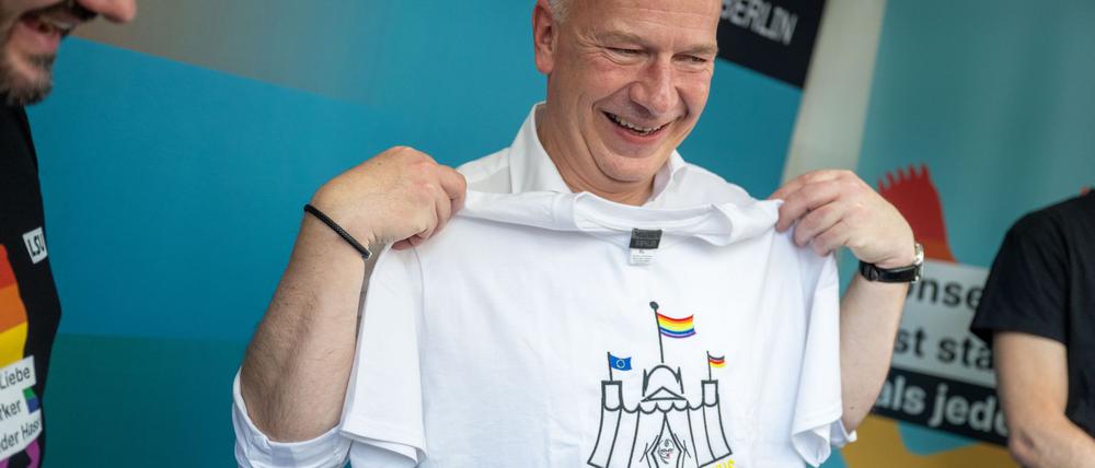Berlins Regierender Bürgermeister Kai Wegner (CDU) hat beim lesbisch-schwulen Stadtfest ein T-Shirt geschenkt bekommen.