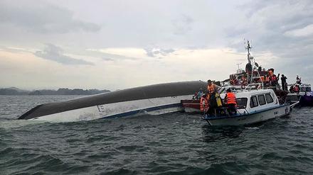 Rettungsboote sind während einer Such- und Rettungsaktion in der Halong-Bucht in der Provinz Quang Ninh um ein gekentertes Touristenboot im Einsatz.