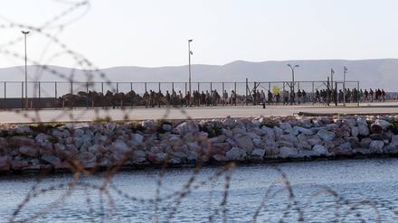 Gerettete Migranten aus Kreta und Gavdos kommen im Hafen von Lavrio an. 