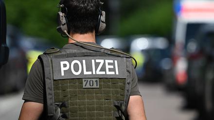 Ein Polizeibeamter am Einsatzort. 