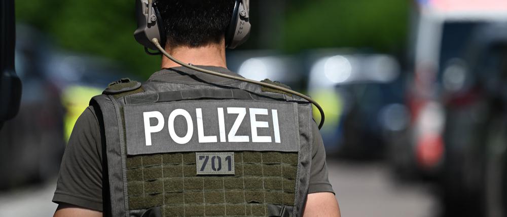 Ein Polizeibeamter am Einsatzort. 