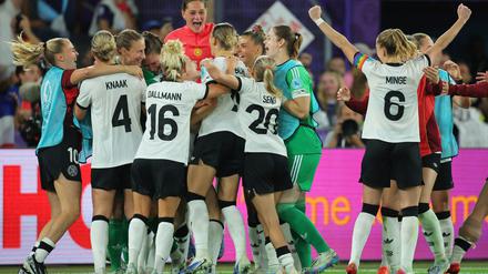 Jubel bei den Fußballerinnen über den Einzug in das Halbfinale.