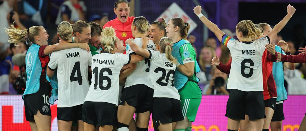 Jubel bei den Fußballerinnen über den Einzug in das Halbfinale.