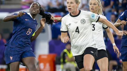 Kathrin Hendrich zieht an den Haaren von Griedge Mbock Bathy. Klare Sache: Rot.