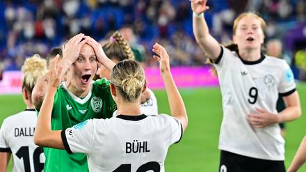 Unfassbare Freude bei Torhüterin Ann-Katrin Berger (l).