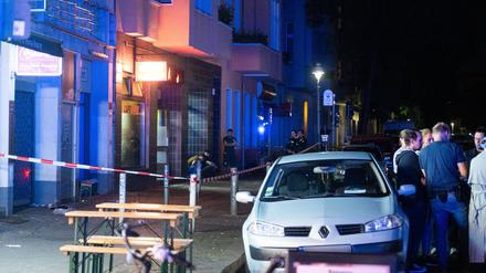Ein Tatort in Berlin-Gesundbrunnen ist mit Flatterband abgesperrt. 