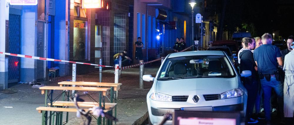 Ein Tatort in Berlin-Gesundbrunnen ist mit Flatterband abgesperrt.