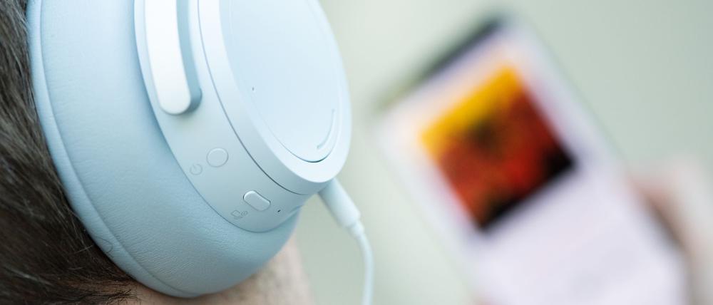 Höre ich da KI-generierte Musik? Diese Frage dürften sich manche Streaming-Hörer künftig häufiger stellen. (Symbolbild)
