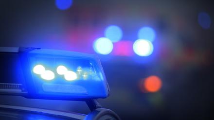 Ein Polizeiauto mit eingeschaltetem Blaulicht (Symbolfoto).
