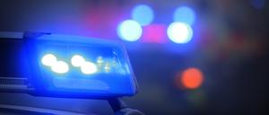 Ein Polizeiauto mit eingeschaltetem Blaulicht (Symbolfoto).