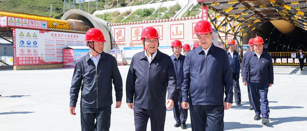 Chinas Ministerpräsident Li besuchte in Tibet auch andere Großbauprojekte. 