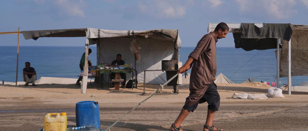 Israels Armee hat Anwohner mehrerer südwestlich gelegener Viertel in Deir al-Balah zur Flucht aufgerufen.