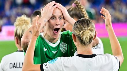 Ann-Katrin Berger und ihre Teamkolleginnen konnten es selbst kaum fassen, dass sie Frankreich geschlagen hatten.
