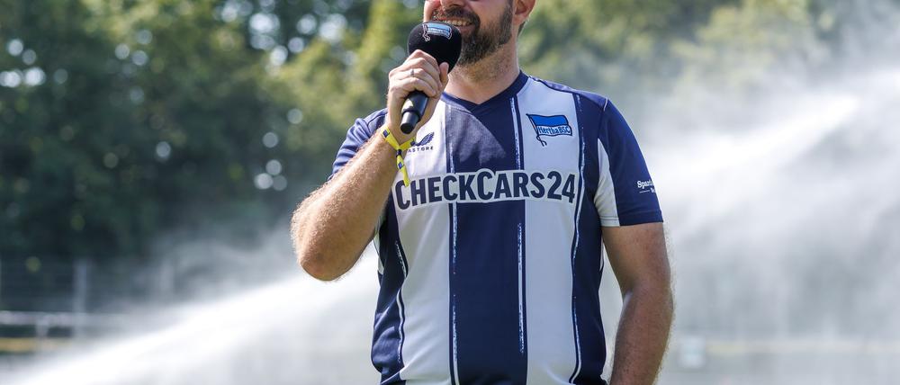 Hertha-Präsident Fabian Drescher stimmt bei der Saisoneröffnung die Fans auf hohe Ziele ein.