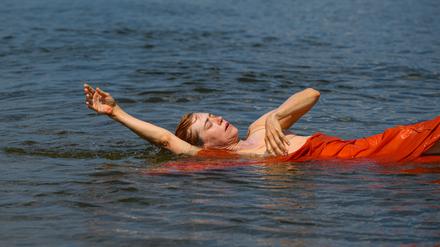 Die Tänzerin Liz Erber schwimmt bei ihrer Choreografie „Paraden der Kakophonie“ im deutsch-polnischen Grenzfluss Oder 