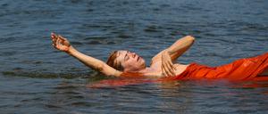 Die Tänzerin Liz Erber schwimmt bei ihrer Choreografie „Paraden der Kakophonie“ im deutsch-polnischen Grenzfluss Oder 