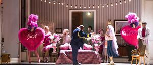 Ensembleszene aus „Die schweigsame Frau“ von Richard Strauss an der Berliner Staatsoper.