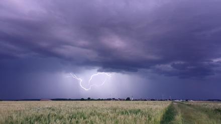 Der Deutsche Wetterdienst (DWD) sagt für die kommenden Tage Gewitter vorher.
