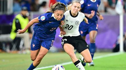 Die Französin Selma Bacha (l) fand den Sieg der deutschen Fußballerinnen unverdient.