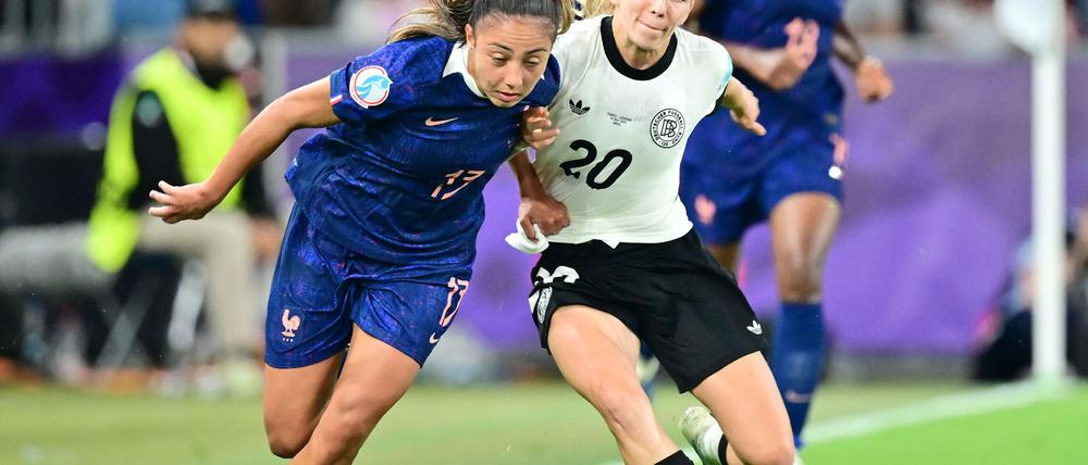 Die Französin Selma Bacha (l) fand den Sieg der deutschen Fußballerinnen unverdient.