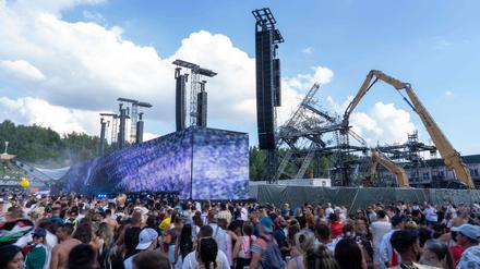 Vorne Festival, hinten Abriss: Das Tomorrowland-Gelände mit der zerstörten Hauptbühne.