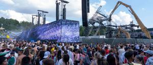 Vorne Festival, hinten Abriss: Das Tomorrowland-Gelände mit der zerstörten Hauptbühne.