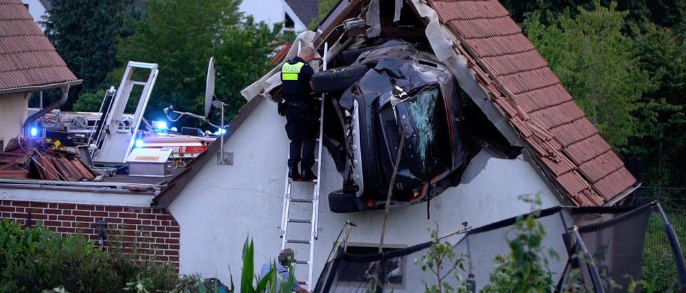 Ein Auto steckt nach einem Unfall in Bohmte in Niedersachsen in der Wand einer Scheune.