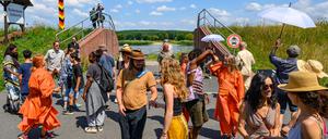 Am deutsch-polnischen Grenzfluss Oder fand die Kunstaktion „Break on through to the ODER side“ statt.