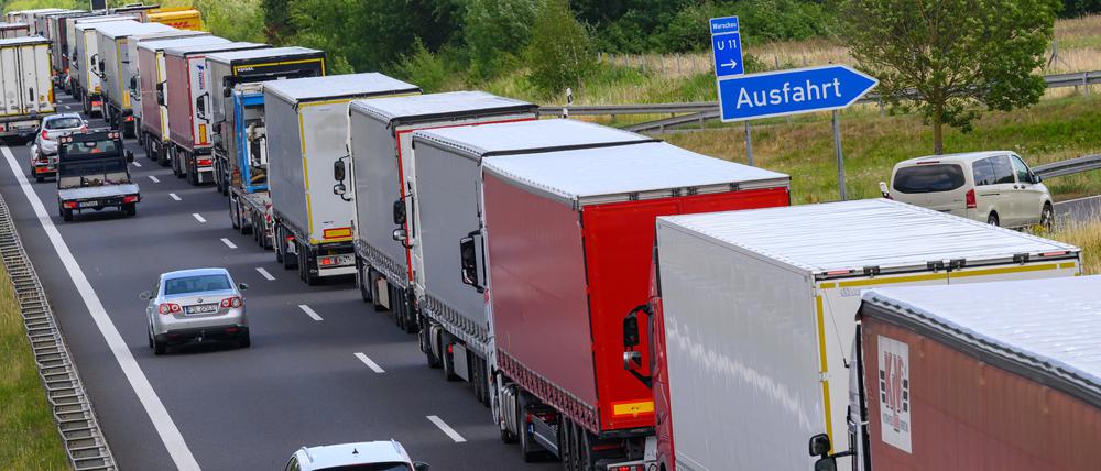  Lastwagen stauen sich auf der Autobahn A12 in Richtung Polen vor der Bundesgrenze. Die polnischen Grenzkontrollen sorgen auf der A12 nahe Frankfurt (Oder) für einen kilometerlangen Stau.