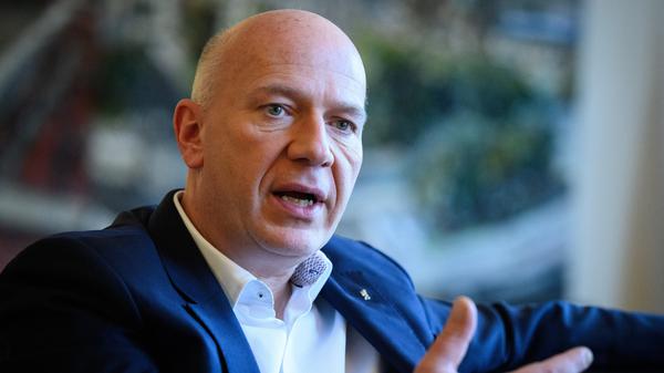 Kai Wegner (CDU), Regierender Bürgermeister von Berlin, sitzt bei einem Interview mit der Deutschen Presse-Agentur dpa in seinem Büro im Roten Rathaus.