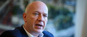 Kai Wegner (CDU), Regierender Bürgermeister von Berlin, sitzt bei einem Interview mit der Deutschen Presse-Agentur dpa in seinem Büro im Roten Rathaus.