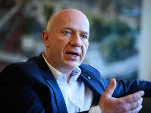 Kai Wegner (CDU), Regierender Bürgermeister von Berlin, sitzt bei einem Interview mit der Deutschen Presse-Agentur dpa in seinem Büro im Roten Rathaus.