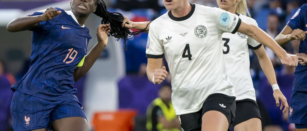 Klare Rote Karte: Kathrin Hendrich (r) zieht an den Haaren von Griedge Mbock Bathy.
