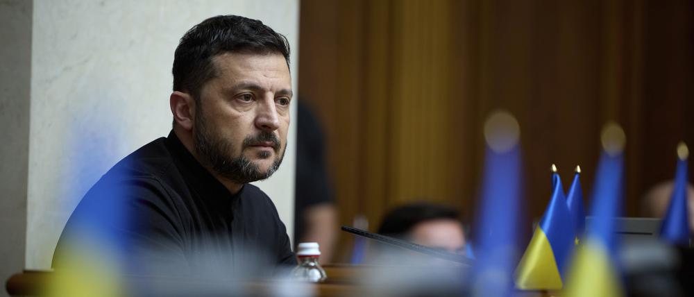 Der ukrainische Präsident Wolodymyr Selenskyj nimmt an der Parlamentssitzung teil. 