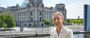 AfD-Chefin Alice Weidel ging im Interview wegen der Lautstärke eines Protests fast unter.