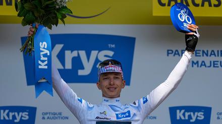 Florian Lipowitz fährt bei der Tour weiter in Weiß.