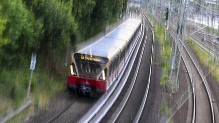 ARCHIV - 24.06.2025, Berlin: Eine S-Bahn fährt auf der Strecke S3 von Erkner nach Charlottenburg (Aufnahme mit langer Belichtungszeit). Nachdem wegen eines Unwetters am Montagnachmittag der gesamte S-Bahn-Verkehr vorübergehend eingestellt wurde, fahren die Züge wieder normal. (zu dpa: «Verspätungen und Ausfälle bei der S-Bahn») Foto: Jens Kalaene/dpa +++ dpa-Bildfunk +++