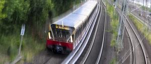 ARCHIV - 24.06.2025, Berlin: Eine S-Bahn fährt auf der Strecke S3 von Erkner nach Charlottenburg (Aufnahme mit langer Belichtungszeit). Nachdem wegen eines Unwetters am Montagnachmittag der gesamte S-Bahn-Verkehr vorübergehend eingestellt wurde, fahren die Züge wieder normal. (zu dpa: «Verspätungen und Ausfälle bei der S-Bahn») Foto: Jens Kalaene/dpa +++ dpa-Bildfunk +++