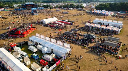 Gäste des Deichbrand-Festivals 2025 auf dem Festival-Gelände.