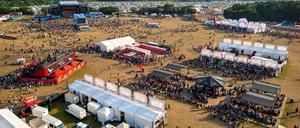 Gäste des Deichbrand-Festivals 2025 auf dem Festival-Gelände.