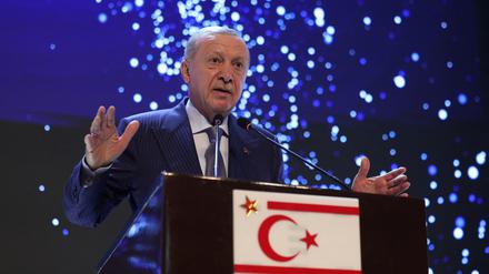 Der türkische Präsident Tayyip Erdogan spricht während einer Eröffnungszeremonie in Nikosia. 